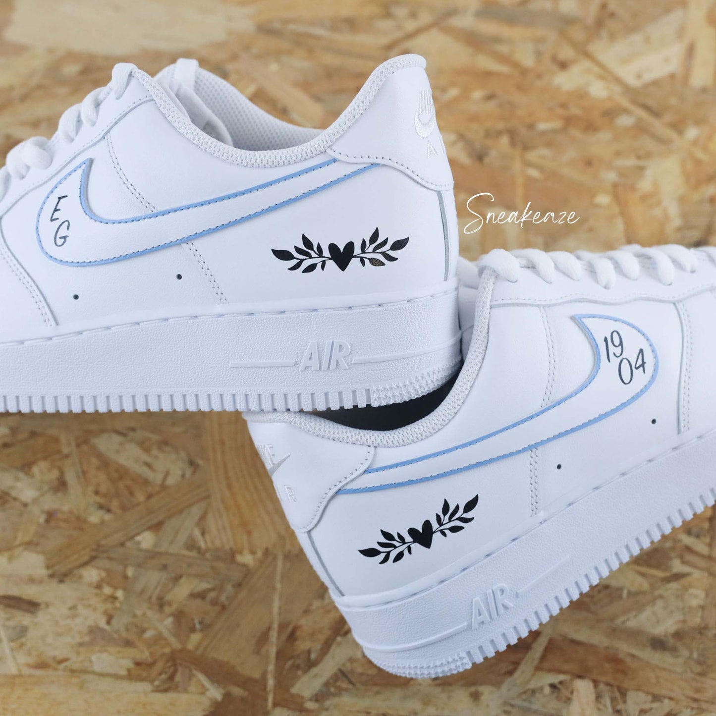 Baskets nike air force 1 custom pour mariage - silhouette pastel et inscription des initiales des futurs mariés et de la date du jour J.