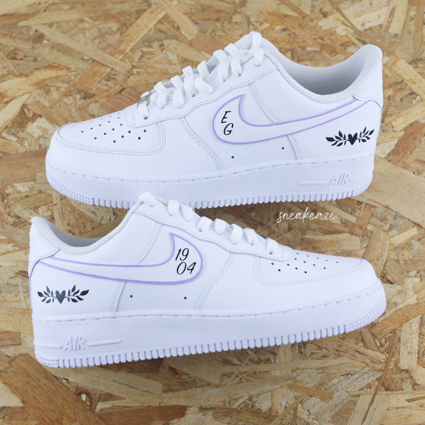 Baskets nike air force 1 custom pour mariage - silhouette pastel et inscription des initiales des futurs mariés et de la date du jour J.