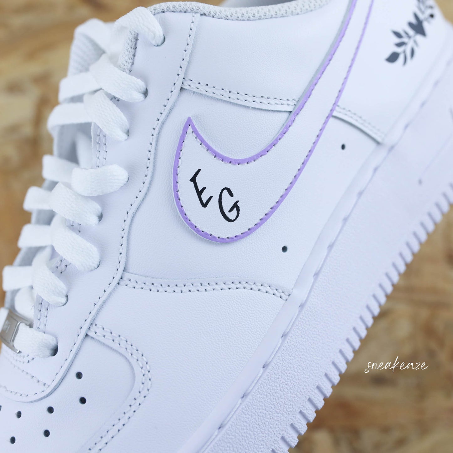 Nike Air Force 1 basses blanches en cuir, Démarquez-vous avec une paire de sneakers personnalisable avec vos initiales et votre date de mariage qui sort vraiment de l’ordinaire pour le jour J. Je dis OUI !