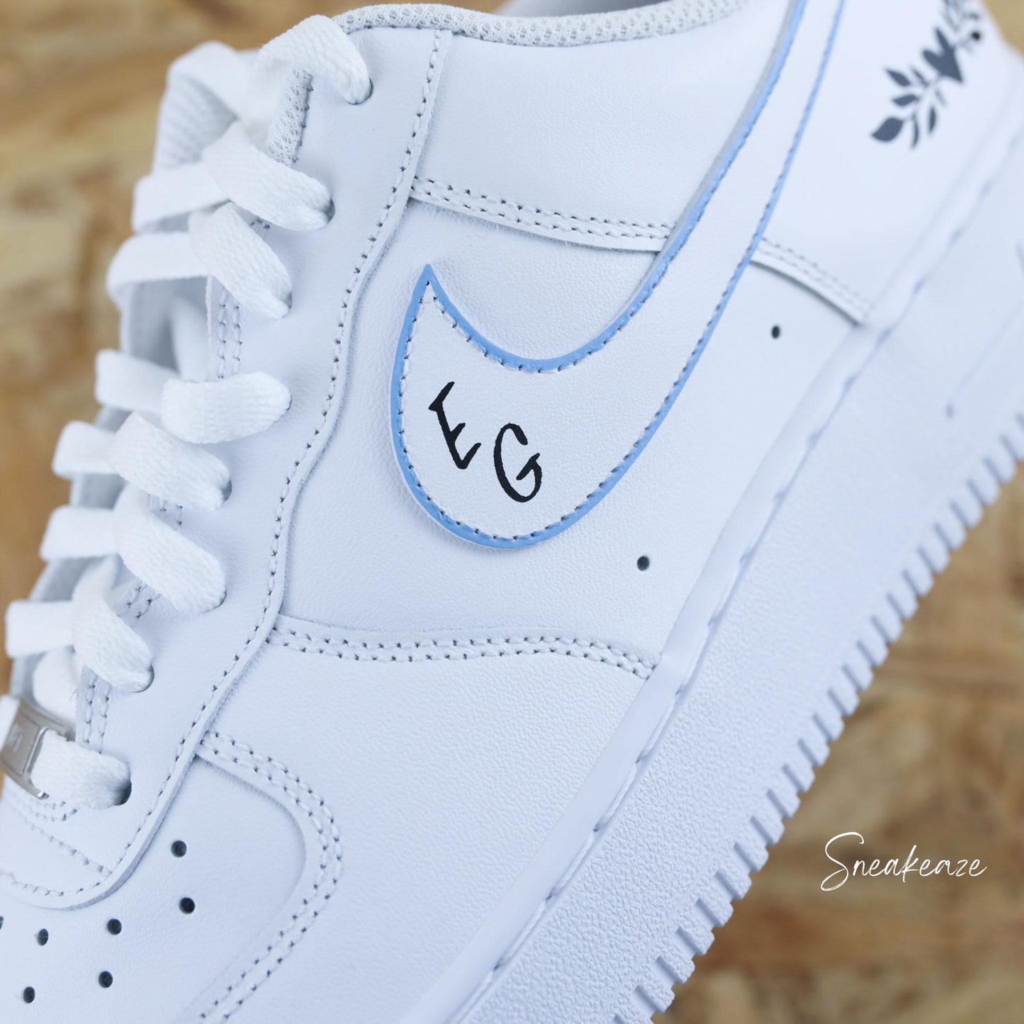 Baskets nike air force 1 custom pour mariage - silhouette pastel et inscription des initiales des futurs mariés et de la date du jour J.