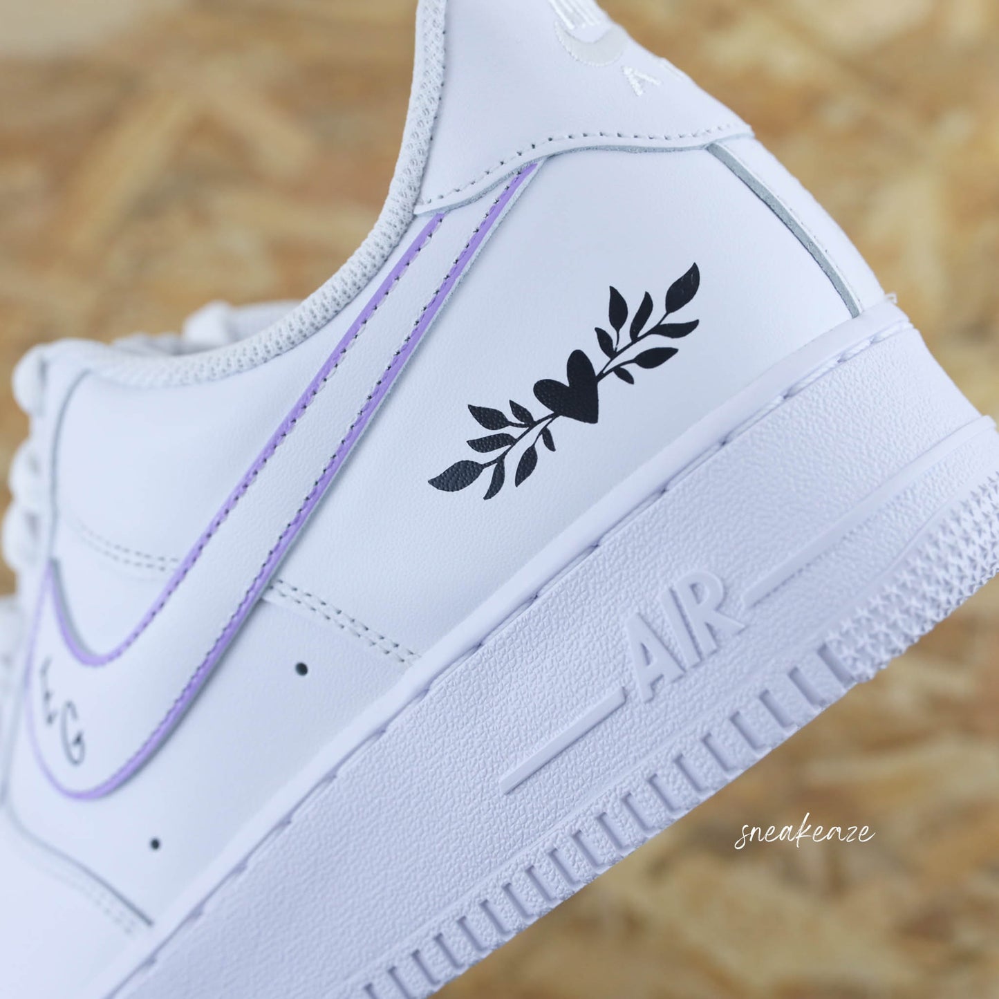 Nike Air Force 1 basses blanches en cuir, Démarquez-vous avec une paire de sneakers personnalisable avec vos initiales et votre date de mariage qui sort vraiment de l’ordinaire pour le jour J. Je dis OUI !