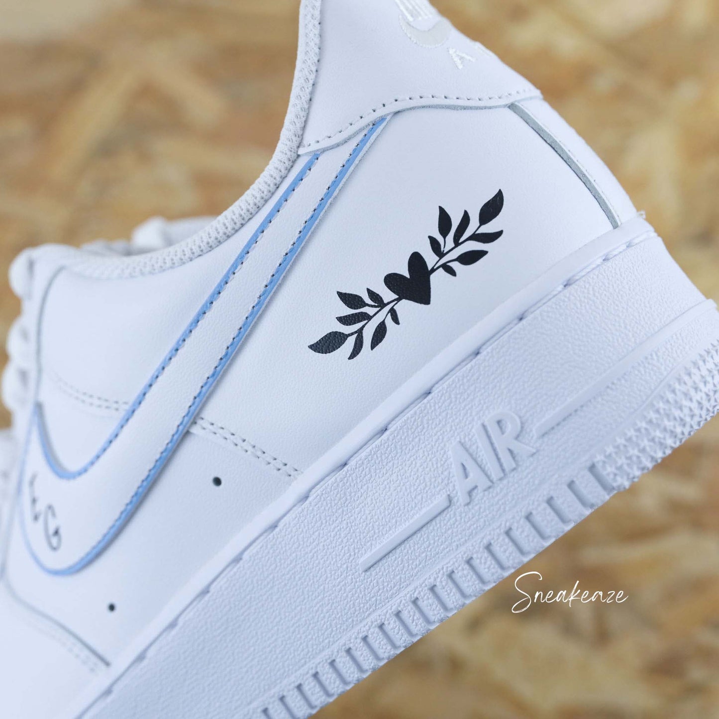 Baskets nike air force 1 custom pour mariage - silhouette pastel et inscription des initiales des futurs mariés et de la date du jour J.