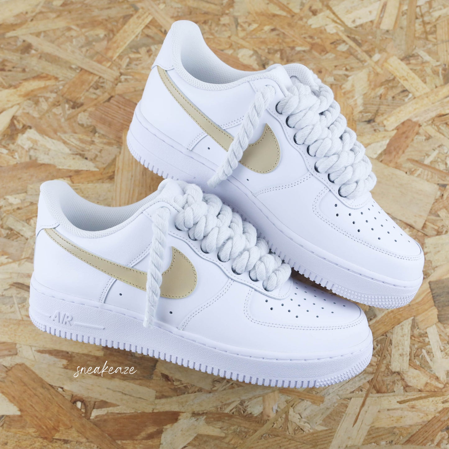 Baskets Nike Air Force 1 custom rope laces - gros lacets corde blanc et swoosh couleur beige sable sneakeaze customs skz