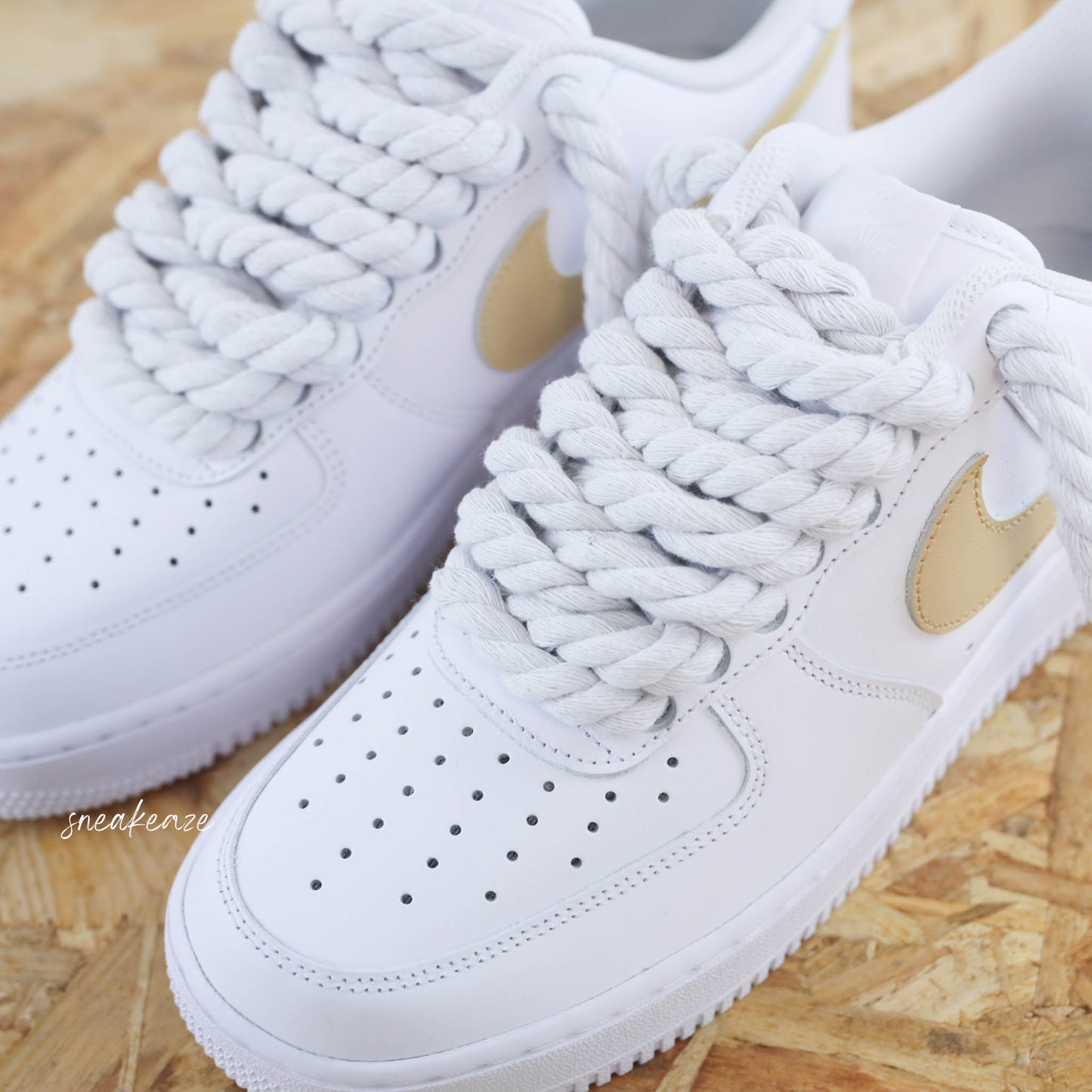 Baskets Nike Air Force 1 custom rope laces - gros lacets corde blanc et swoosh couleur beige sable sneakeaze customs skz