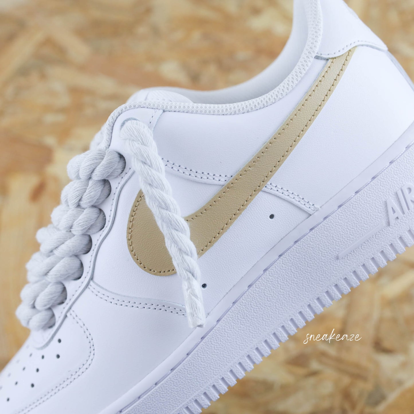 Baskets Nike Air Force 1 custom rope laces - gros lacets corde blanc et swoosh couleur beige sable sneakeaze customs skz
