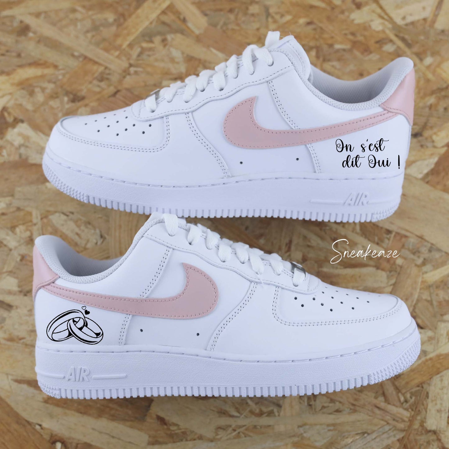 baskets nike air force 1 custom mariage - sneakers personnalisées pour futurs mariés - couleur pastel inscription initiales et date du jour J )- on s'est dit oui et alliances de mariage - sneakeaze customs skz