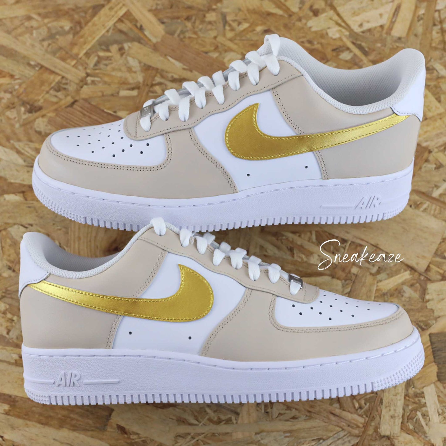 baskets nike Air Force 1 custom - sneakers personnalisées à la main peinture waterproof - couleur doré gold et beige clair - sable et or sneakeaze custom skz