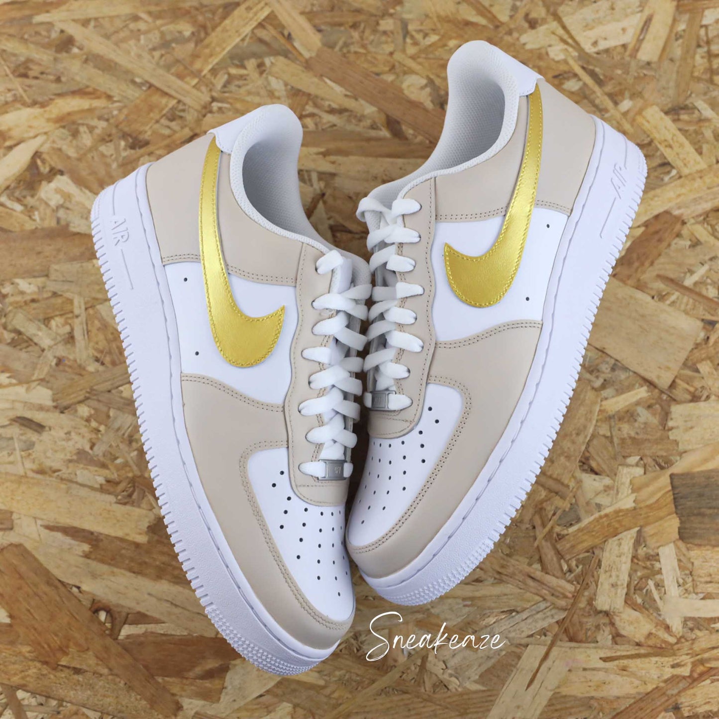 baskets nike Air Force 1 custom - sneakers personnalisées à la main peinture waterproof - couleur doré gold et beige clair - sand et or sneakeaze custom skz