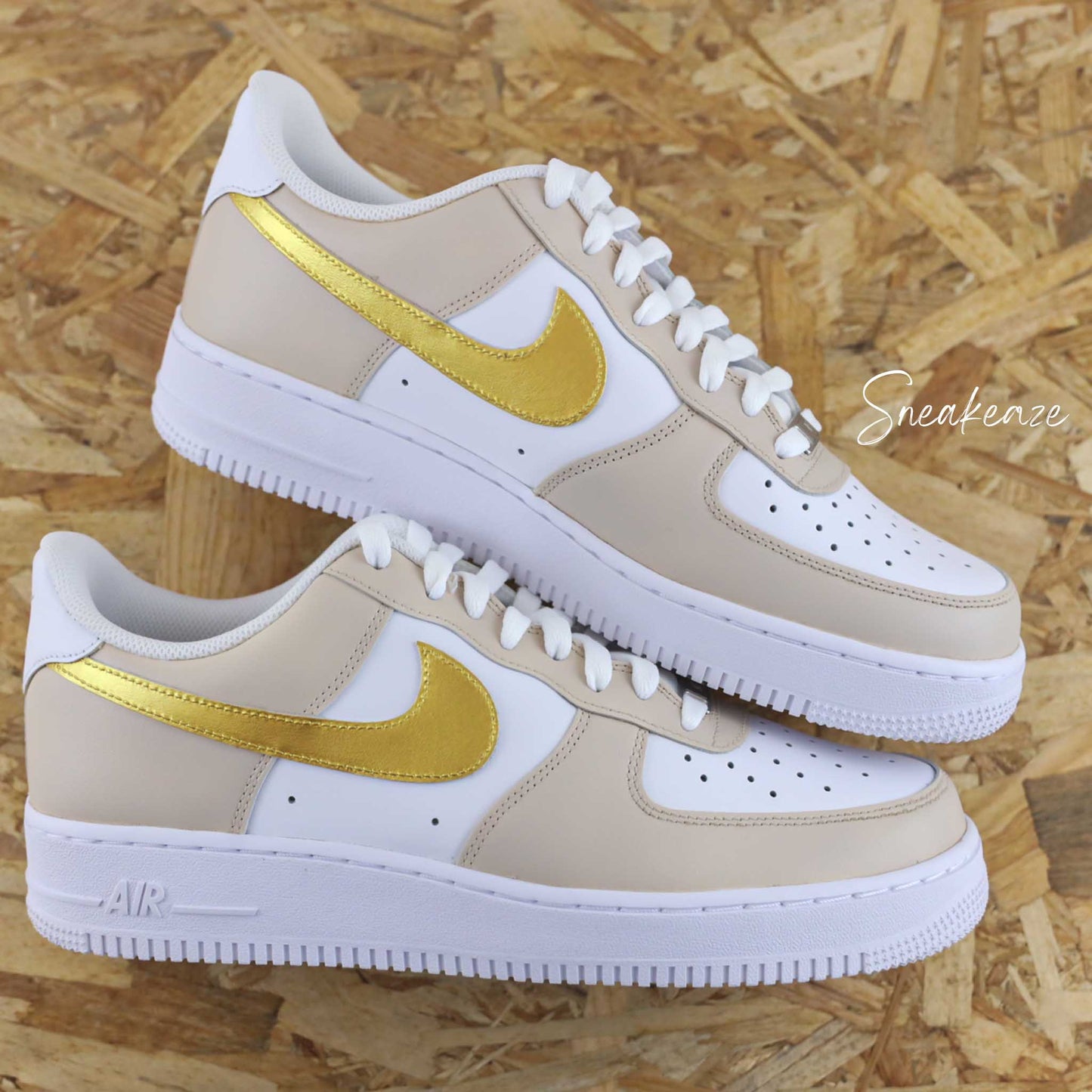 baskets nike Air Force 1 custom - sneakers personnalisées à la main peinture waterproof - couleur doré gold et beige clair - sand et or sneakeaze custom skz