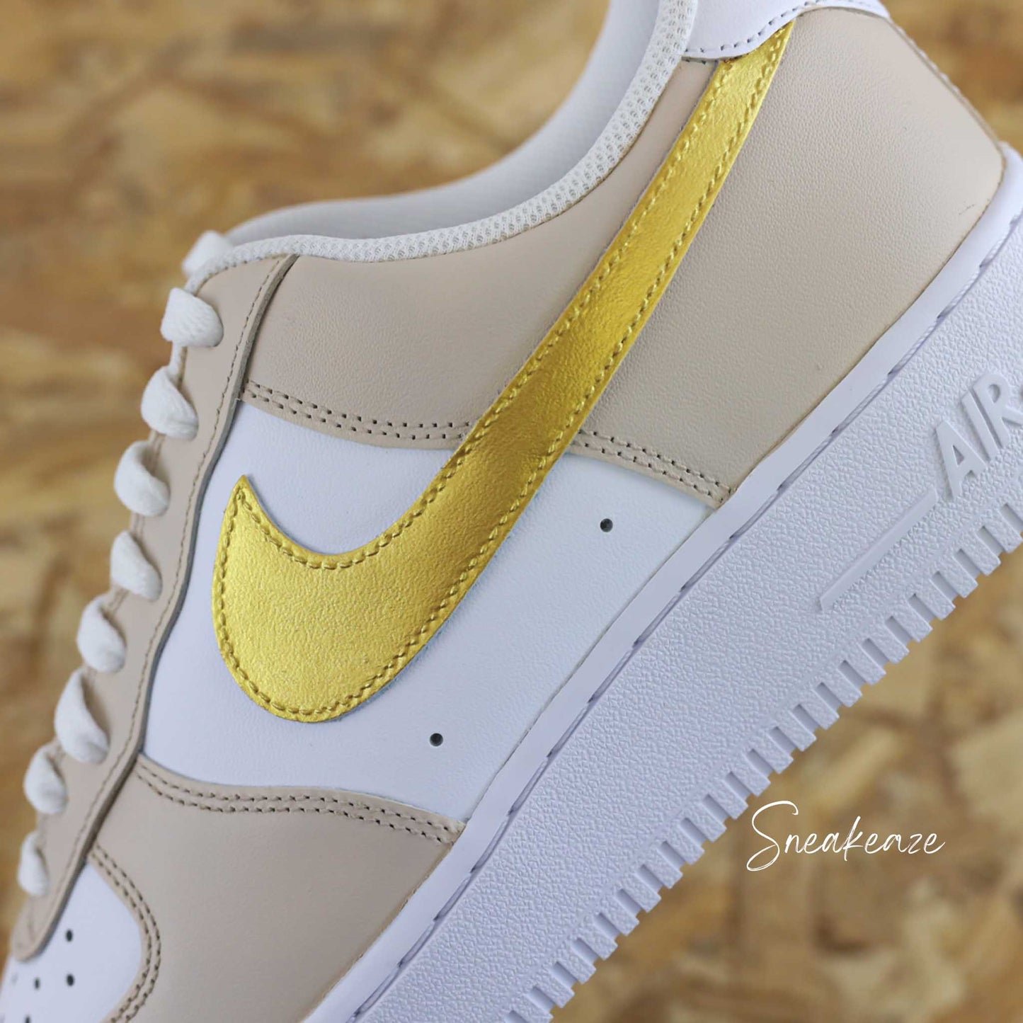 baskets nike Air Force 1 custom - sneakers personnalisées à la main peinture waterproof - couleur doré gold et beige clair - sand et or sneakeaze custom skz