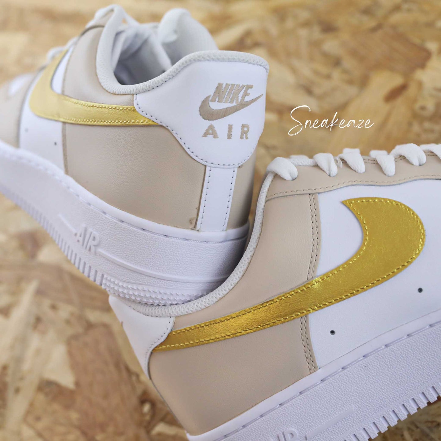 baskets nike Air Force 1 custom - sneakers personnalisées à la main peinture waterproof - couleur doré gold et beige clair - sand et or sneakeaze custom skz
