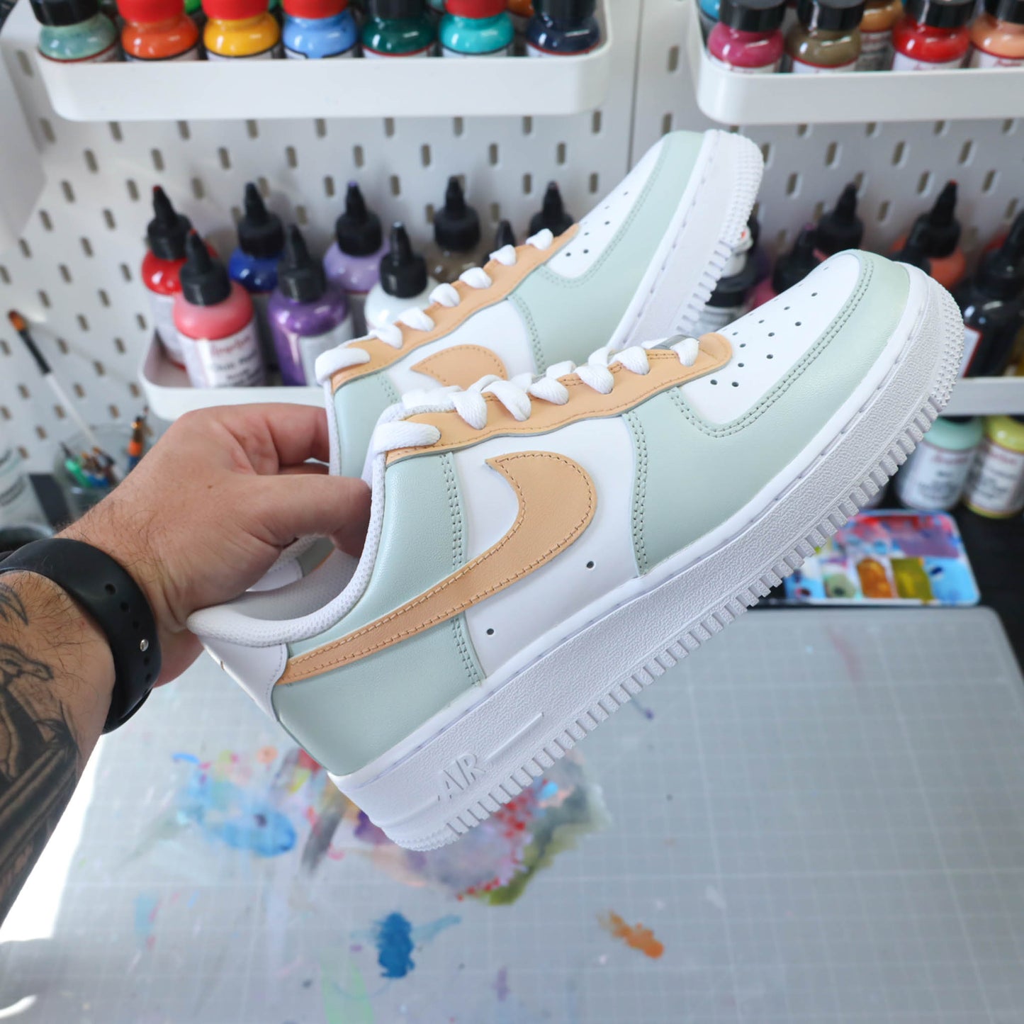 Baskets nike air force 1 custom color tones beige clair sneakeaze custom skz