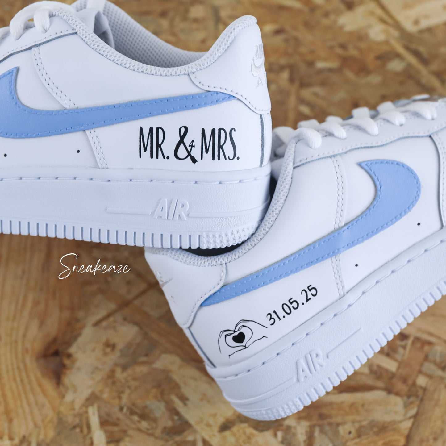 Baskets Nike air force 1 custom pour mariage. Inscription "mr & mrs" sur les côtés extérieurs avec la date du jour J - custom wedding couleur unc blue pastel - sneakeaze customs skz