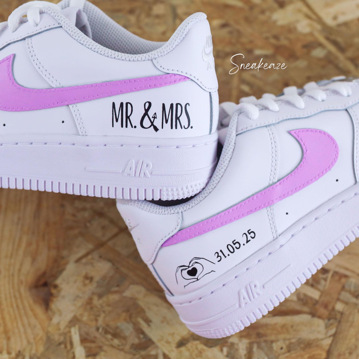 Baskets Nike air force 1 custom pour mariage. Inscription "mr & mrs" sur les côtés extérieurs avec la date du jour J - custom wedding couleur unc blue pastel - sneakeaze customs skz
