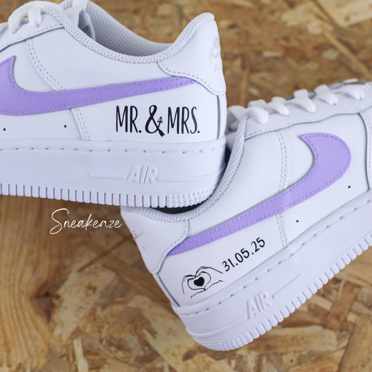 Baskets Nike air force 1 custom pour mariage. Inscription "mr & mrs" sur les côtés extérieurs avec la date du jour J - custom wedding couleur unc blue pastel - sneakeaze customs skz