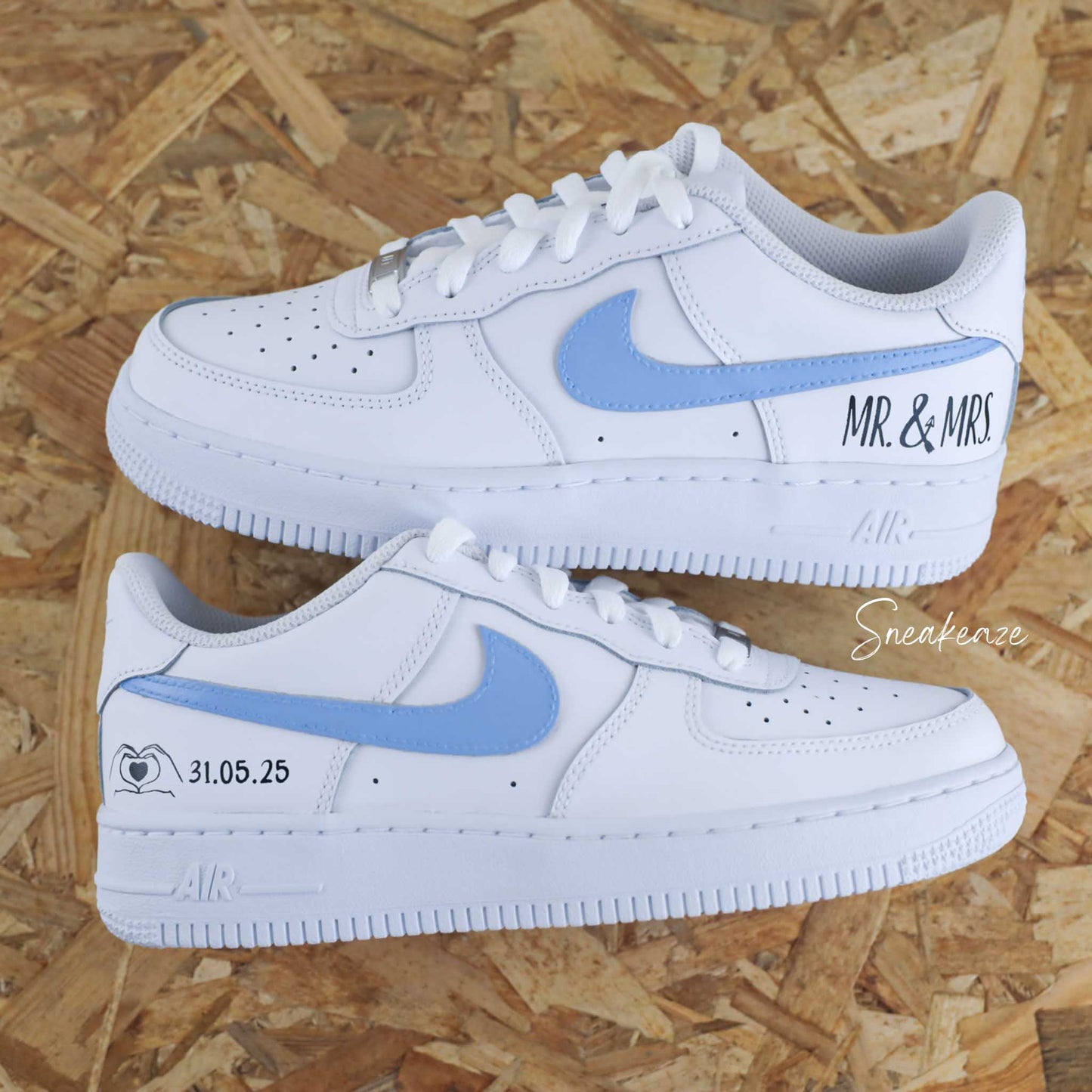 Baskets Nike air force 1 custom pour mariage. Inscription "mr & mrs" sur les côtés extérieurs avec la date du jour J - custom wedding couleur unc blue pastel - sneakeaze customs skz