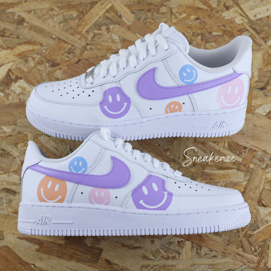 baskets nike air force 1 custom - dessin peint à la main smiley couleur lila pastel - sneakeaze customs skz