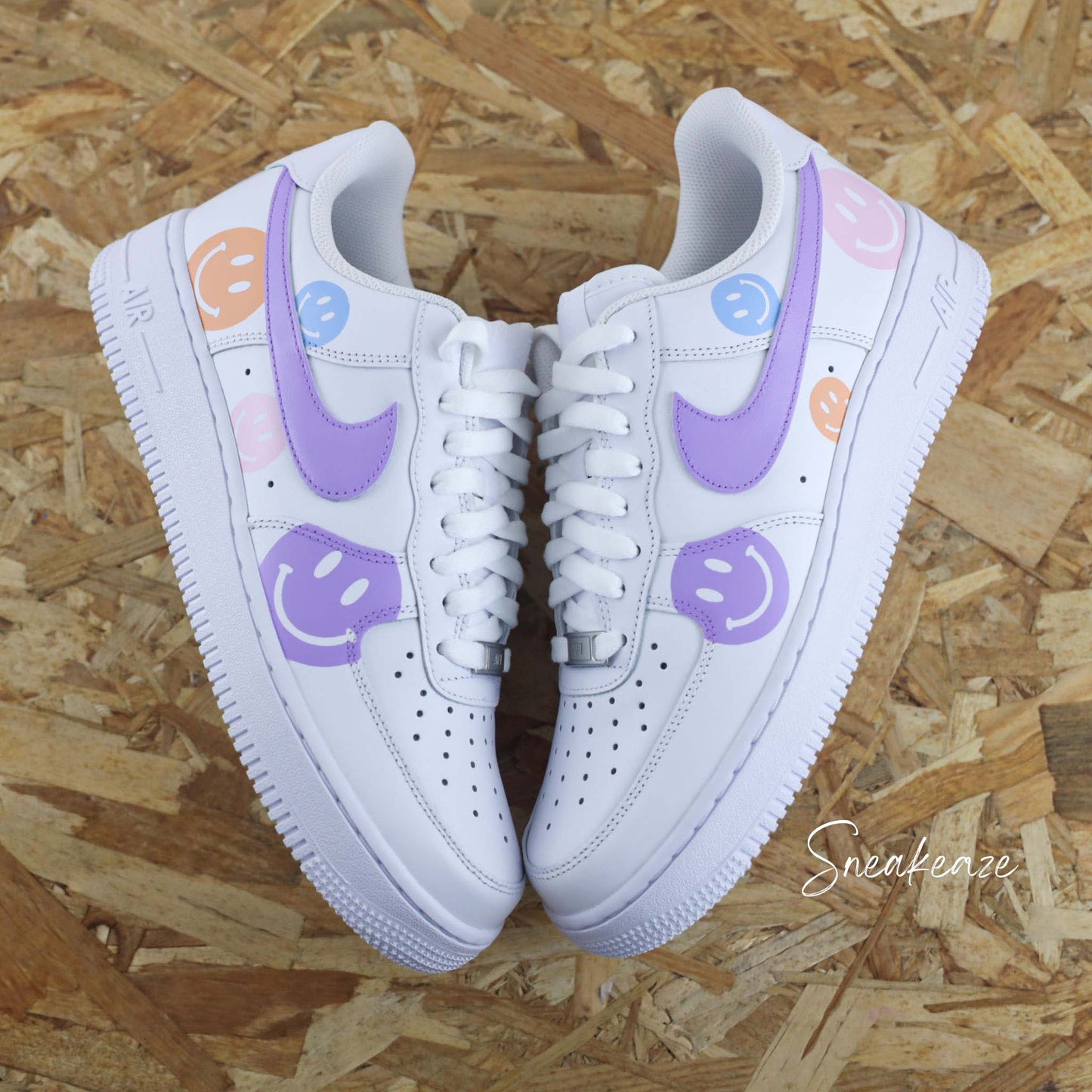 baskets nike air force 1 custom - dessin peint à la main smiley couleur lila pastel - sneakeaze customs skz