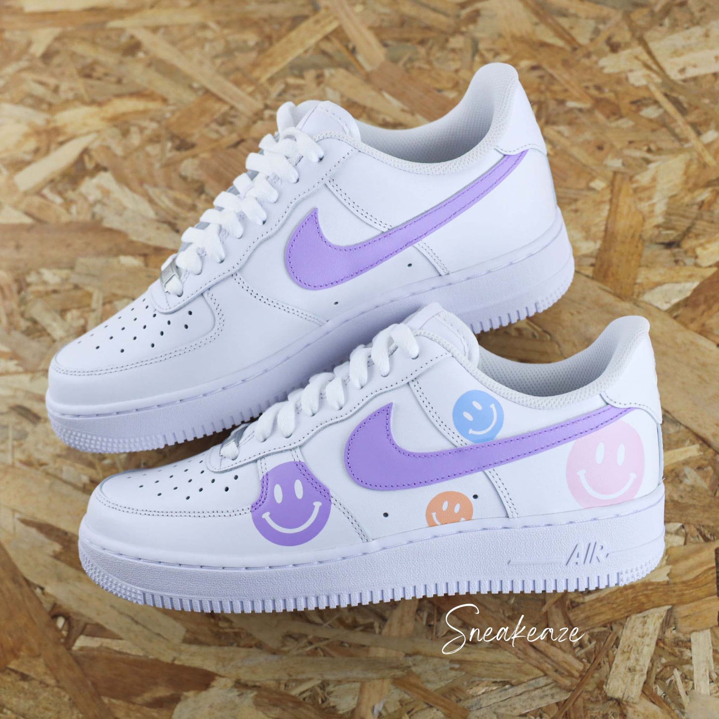baskets nike air force 1 custom - dessin peint à la main smiley couleur lila pastel - sneakeaze customs skz