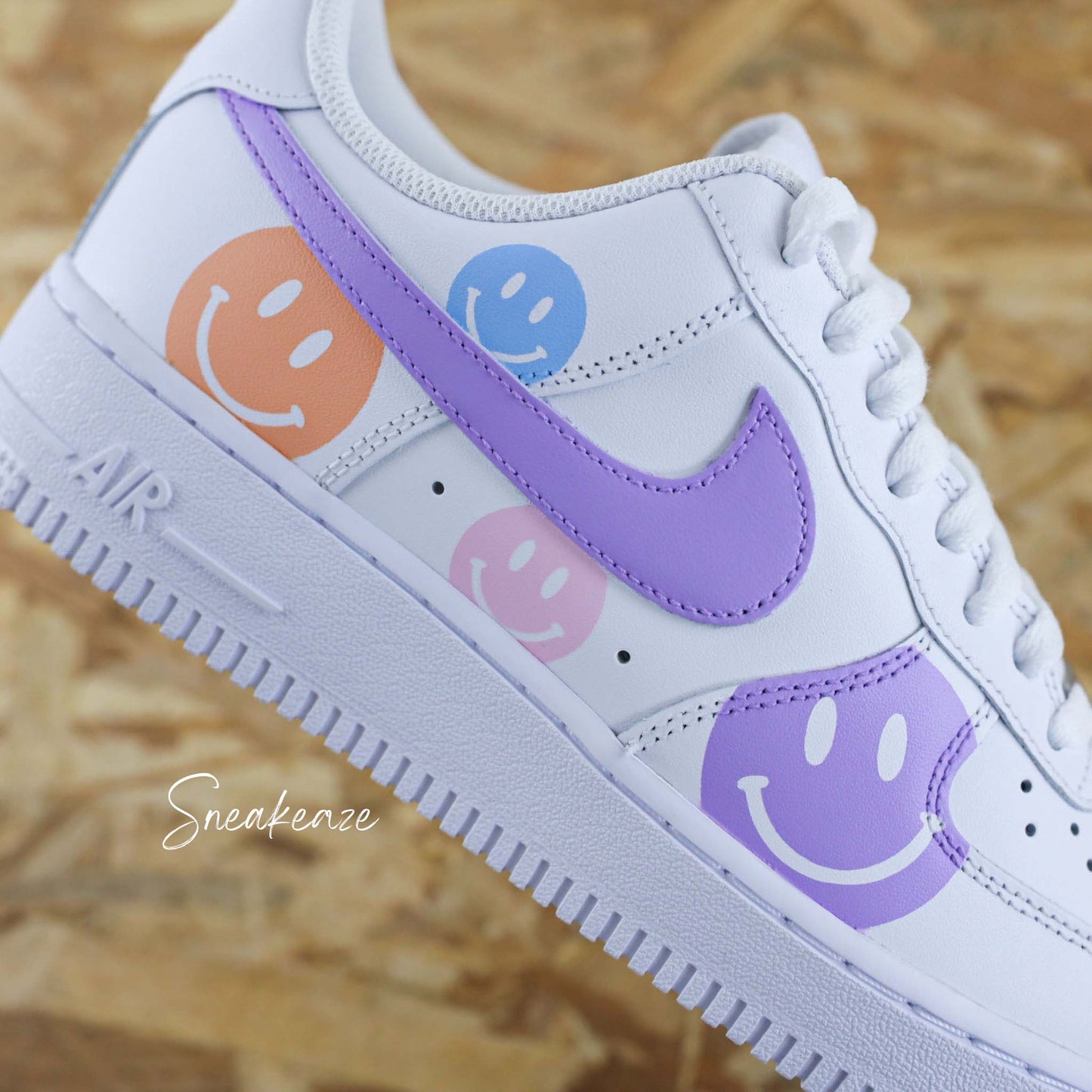 baskets nike air force 1 custom - dessin peint à la main smiley couleur lila pastel - sneakeaze customs skz