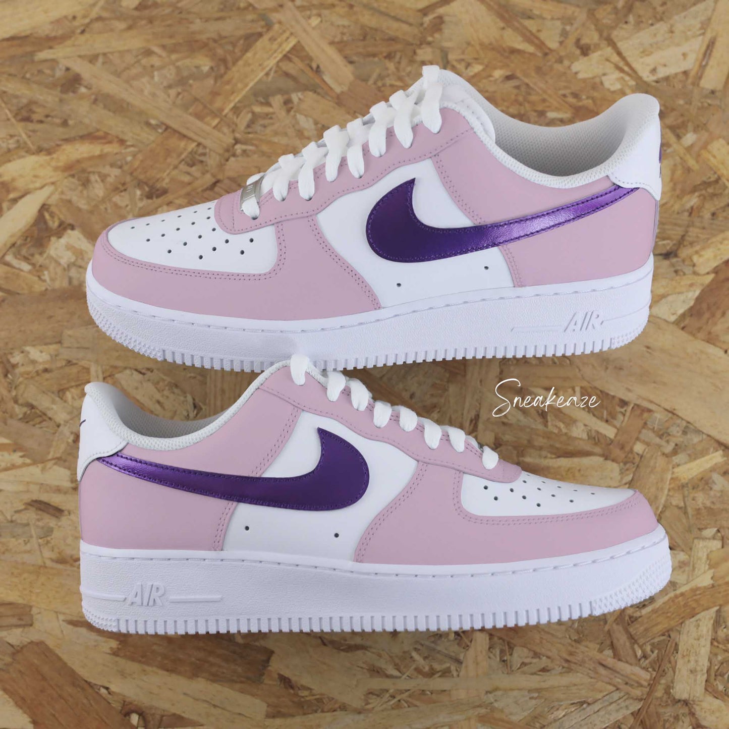 baskets nike Air Force 1 custom - sneakers personnalisées à la main peinture waterproof - couleur violet métallisé et rose pastel - sand et or sneakeaze custom skz