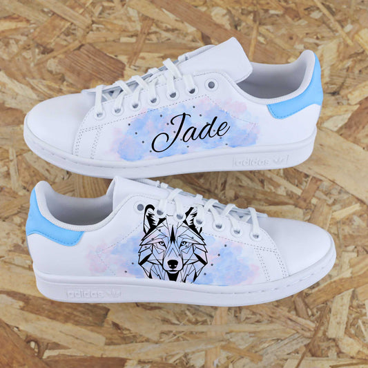 Baskets adidas stan smith custom aquarelle bleu pastel avec inscription d'un prénom et dessin d'un loup sneakeaze custom