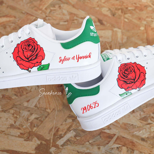 WEDDING CUSTOM adidas Stan Smith - dessin peint à la main d'une rose fleur avec inscription des prénoms et date du mariage