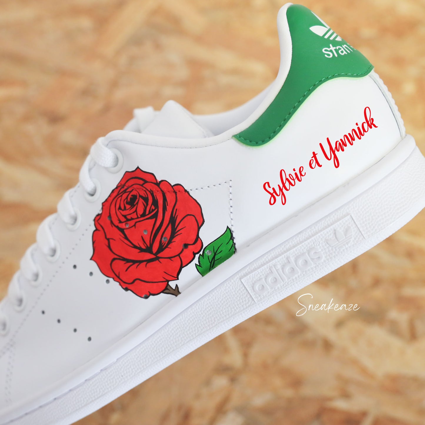 WEDDING CUSTOM adidas Stan Smith - dessin peint à la main d'une rose fleur avec inscription des prénoms et date du mariage
