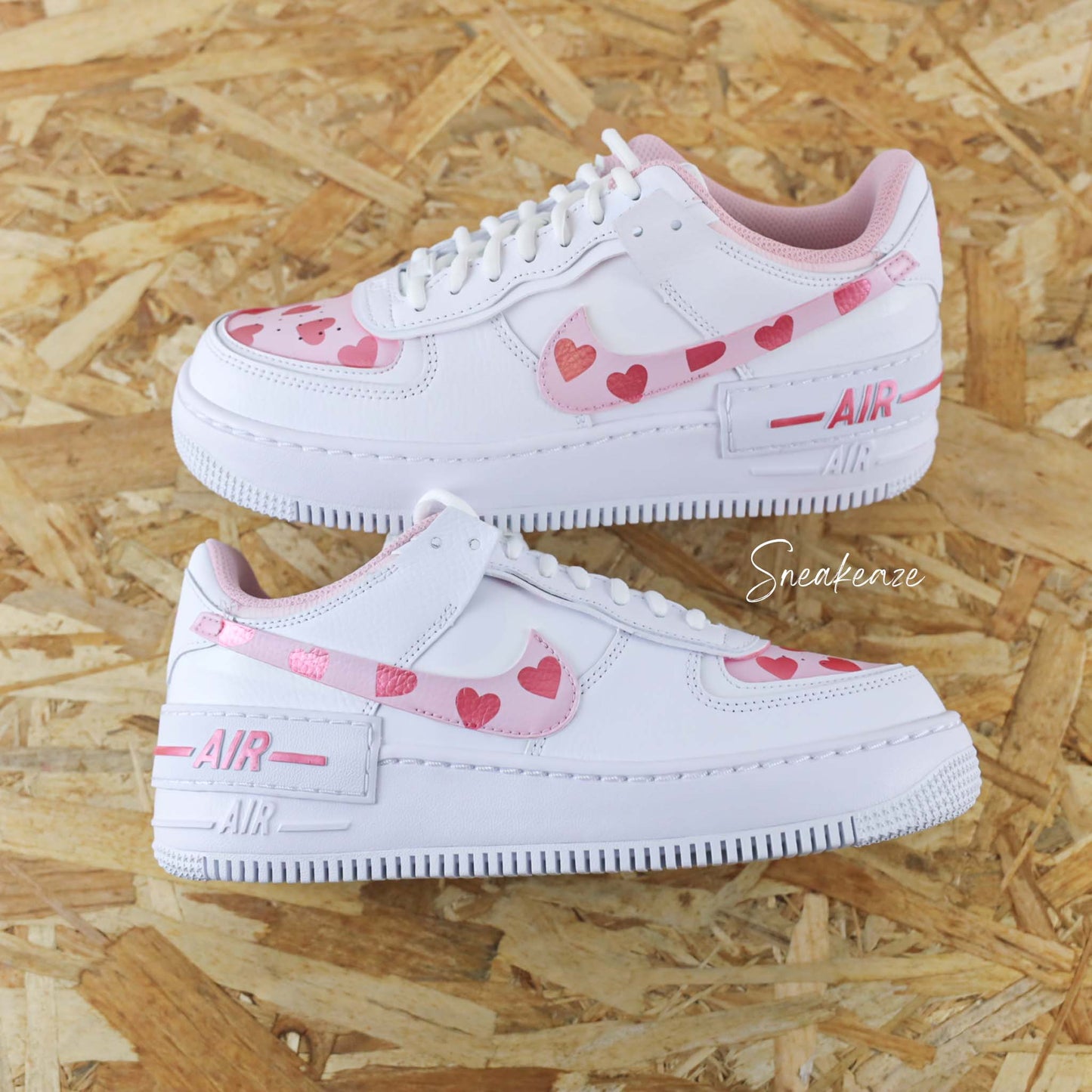 baskets customs air force 1 shadow personnalisées à la main coeur rose métallisé et baby pink sneakeaze customs skz