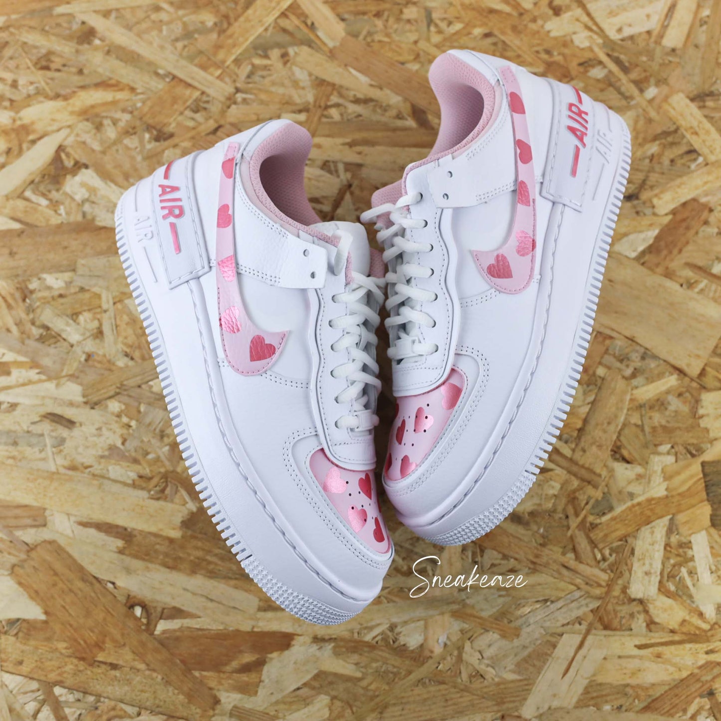 baskets customs air force 1 shadow personnalisées à la main coeur rose métallisé et baby pink sneakeaze customs skz
