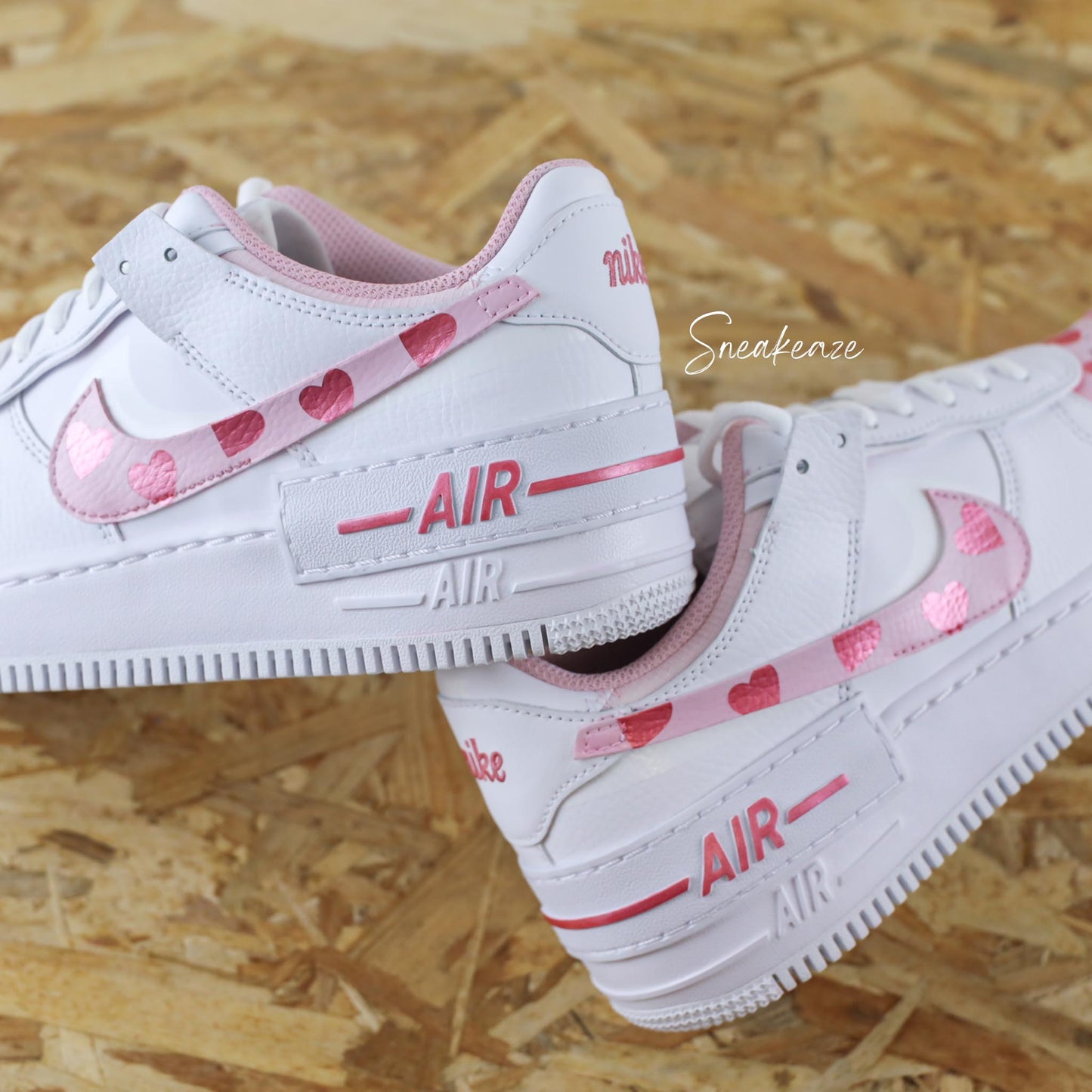 baskets customs air force 1 shadow personnalisées à la main coeur rose métallisé et baby pink sneakeaze customs skz