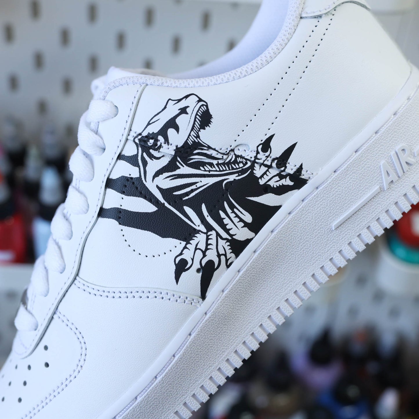 baskets nike air force 1 custom jurassic park - dinosaures velociraptor - sneakeaze customs skz