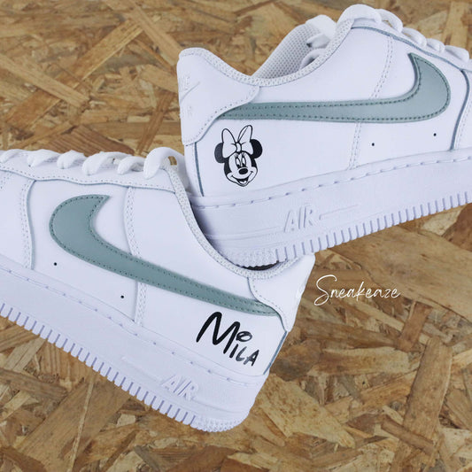 baskets nike air force 1 personnalisées - sneakers mickey et minnie disney custom couleur vert de gris vert pastel sneakeaze customs skz