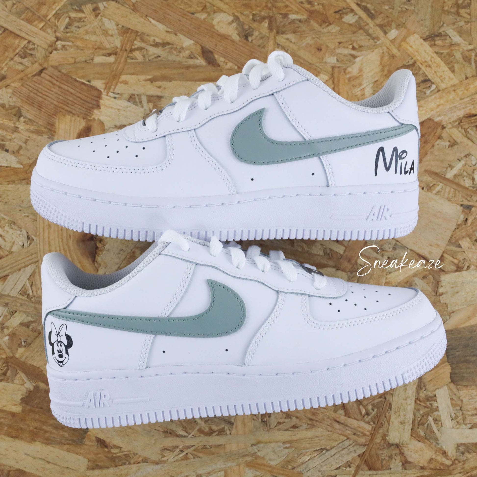 baskets nike air force 1 personnalisées - sneakers mickey et minnie disney custom couleur vert de gris vert pastel sneakeaze customs skz