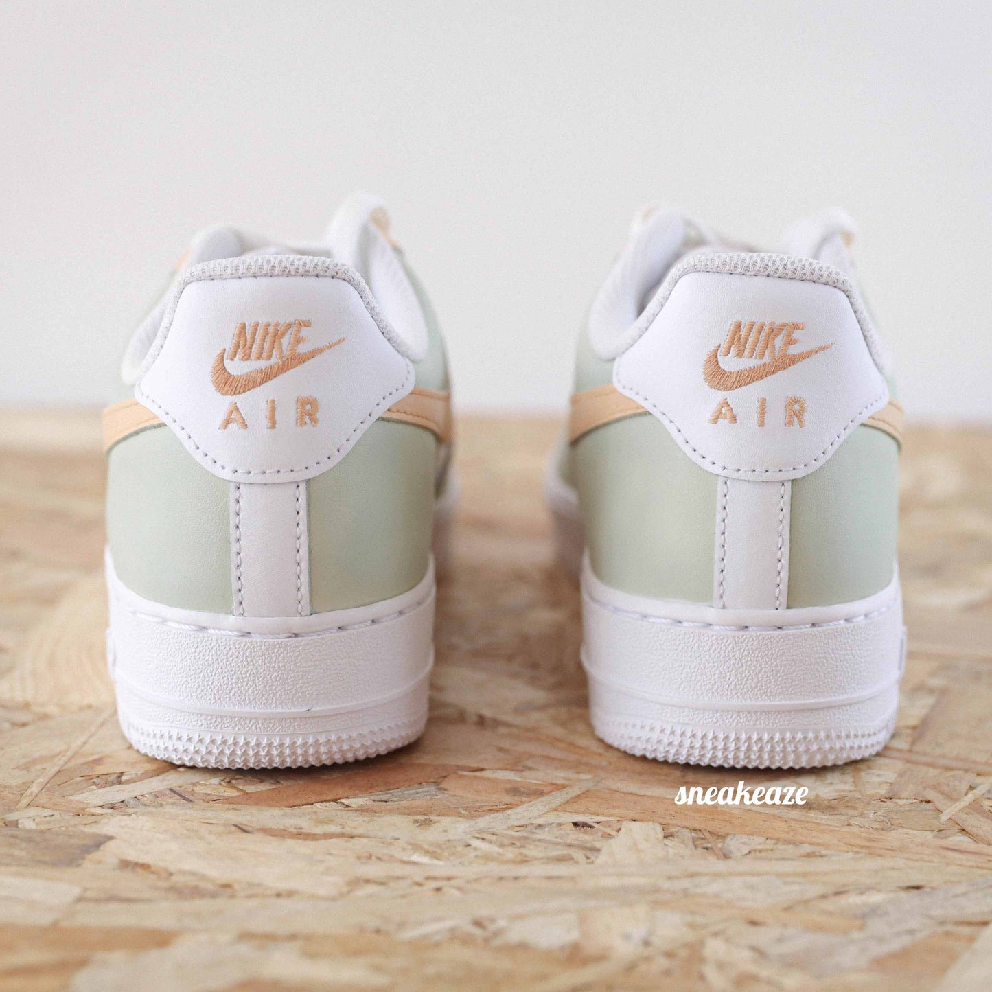 Baskets nike air force 1 custom color tones beige clair sneakeaze custom skz
