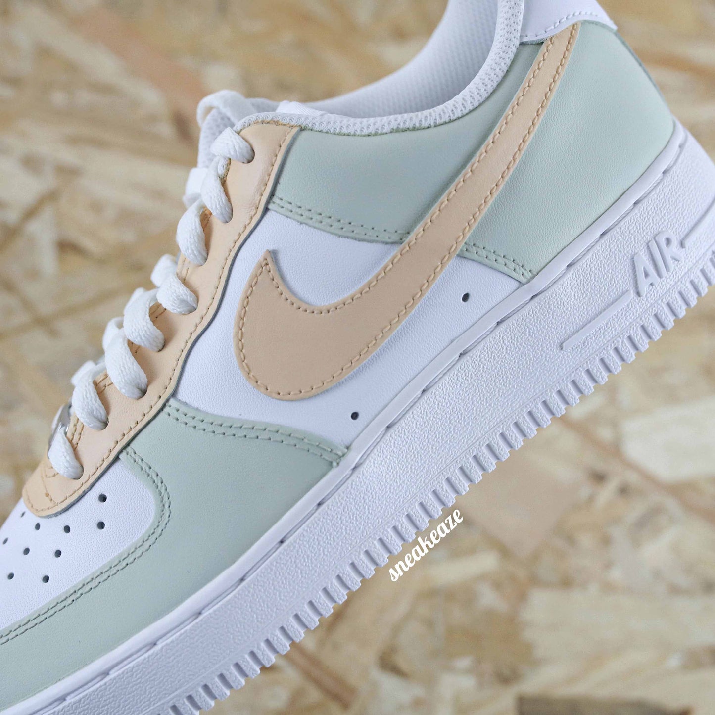 Baskets nike air force 1 custom color tones beige clair sneakeaze custom skz