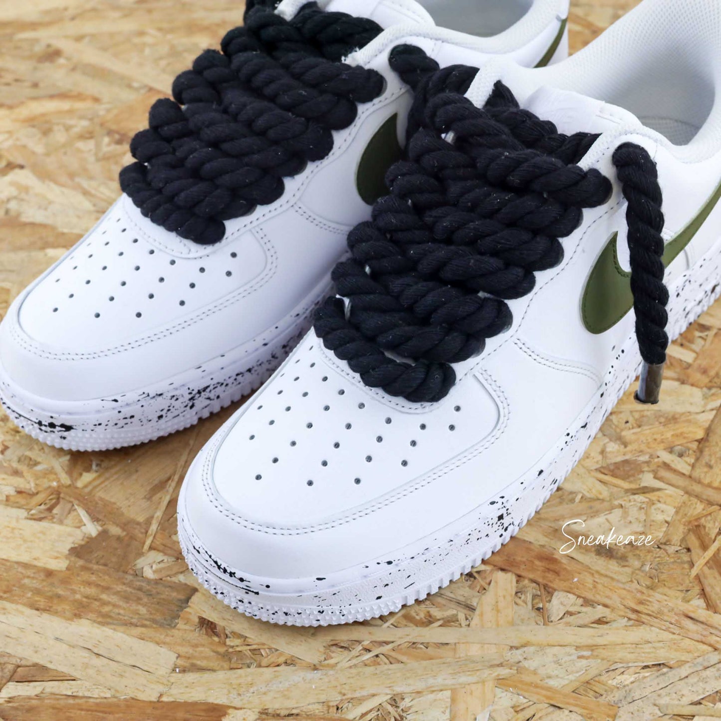 baskets nike air force 1 custom rope laces splash et swoosh couleur - gros lacets corde noir avec splash assorti et signes nike peint en couleur kaki - sneakeaze skz custom