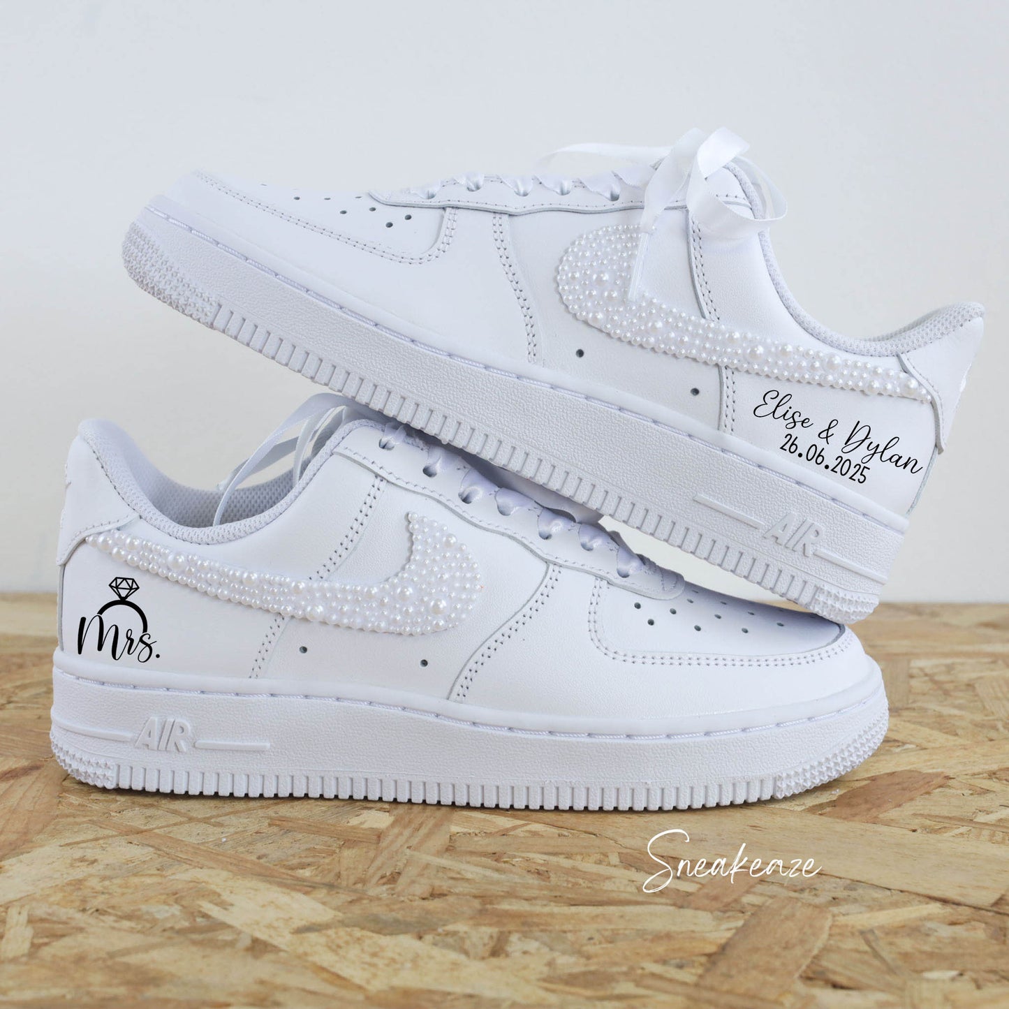 Perles - WEDDING CUSTOM nike Air force 1 custom nacrées pour mariage pour mariée , Chaussures personnalisées prénom et date