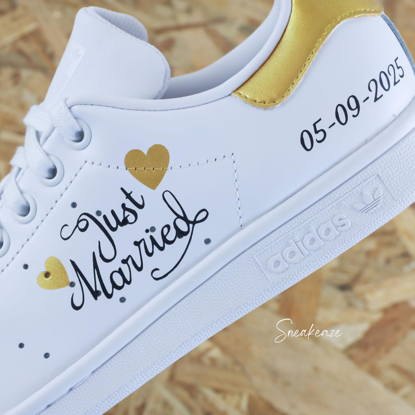 baskets Adidas stan smith custom mariage - wedding day personnalisation date du mariage sur le thème de l'amour couleur gold doré- sneakeaze customs skz