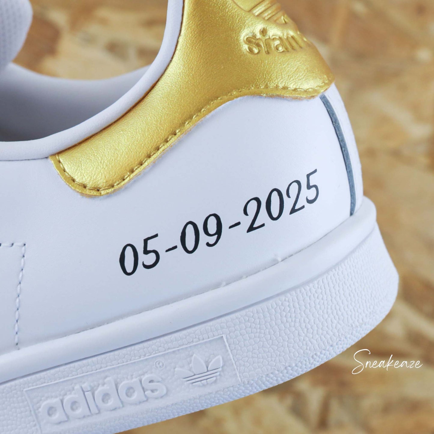 baskets Adidas stan smith custom mariage - wedding day personnalisation date du mariage sur le thème de l'amour couleur gold doré- sneakeaze customs skz