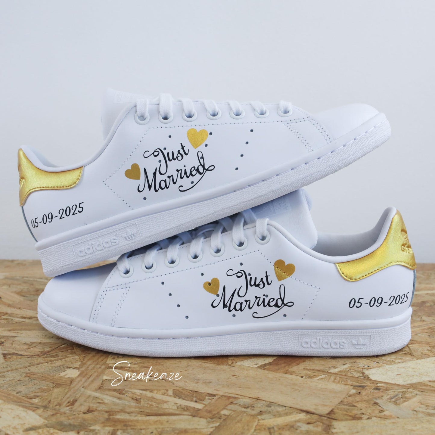 baskets Adidas stan smith custom mariage - wedding day personnalisation date du mariage sur le thème de l'amour couleur gold doré- sneakeaze customs skz