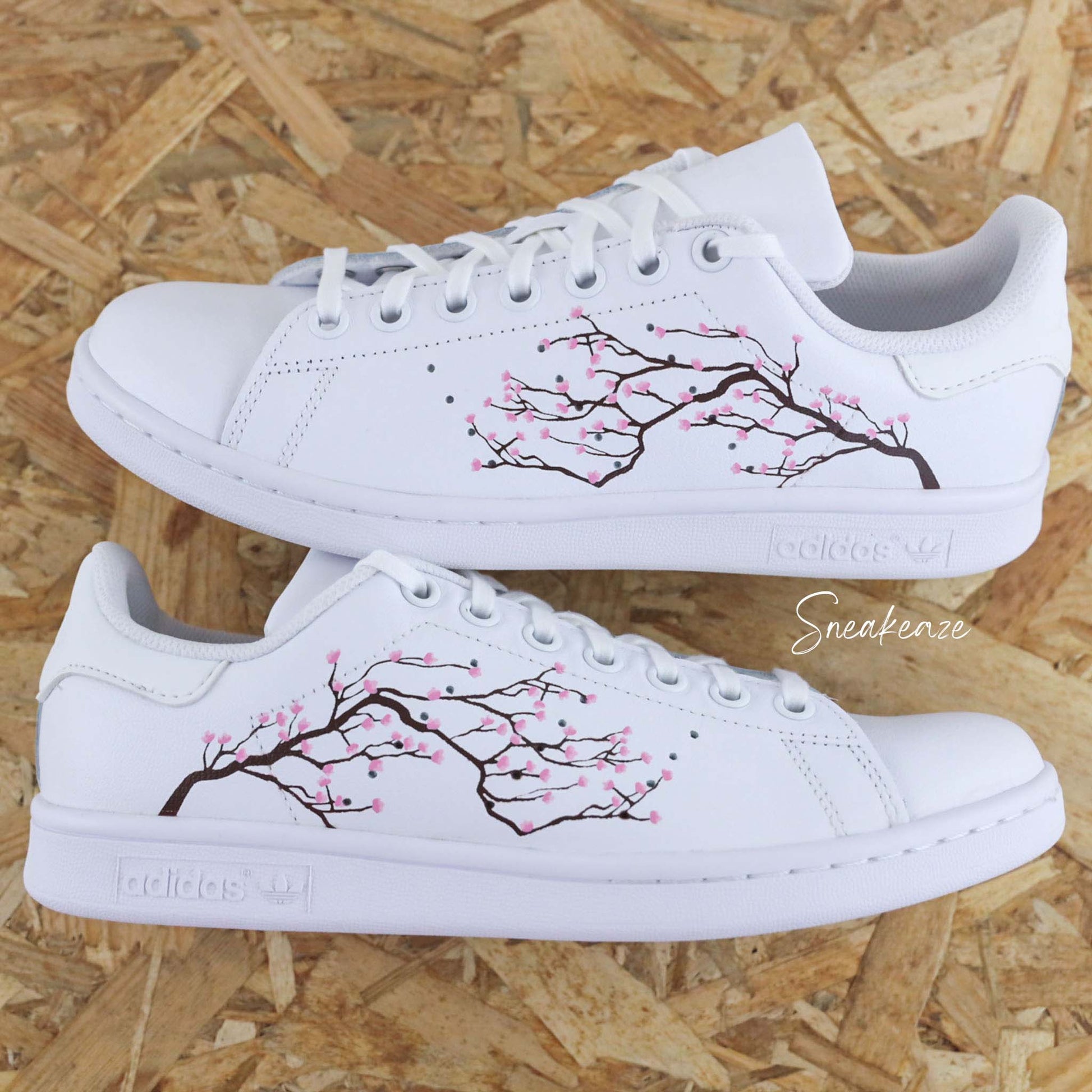 Adidas Stan Smith Custom Cherry Blossom Fleurs de Cerisiers Sakura rose peint à la main - sneakers personnalisé adidas unisexe dessin japon kawaii