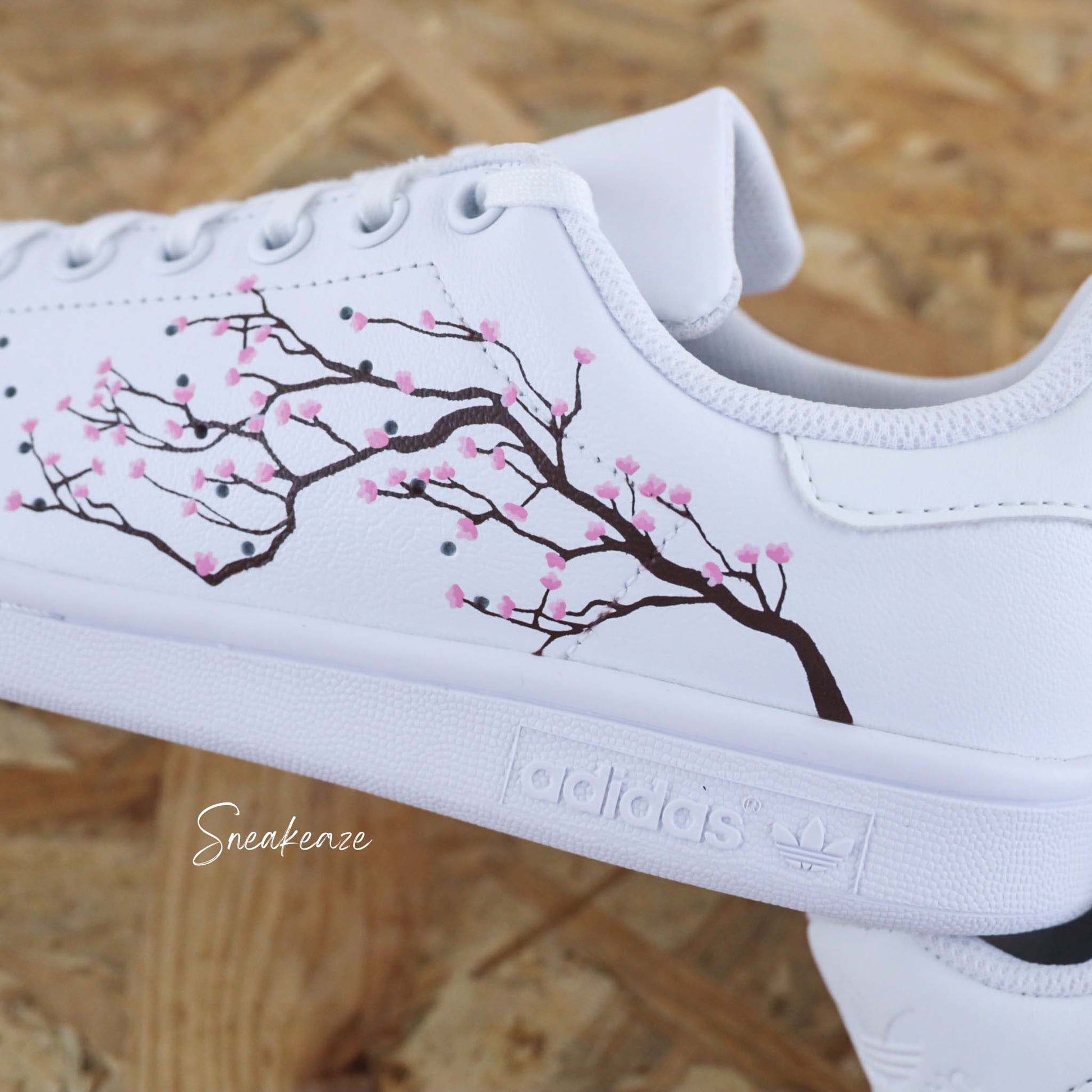 Adidas Stan Smith Custom Cherry Blossom Fleurs de Cerisiers Sakura rose peint à la main - sneakers personnalisé adidas unisexe dessin japon kawaii