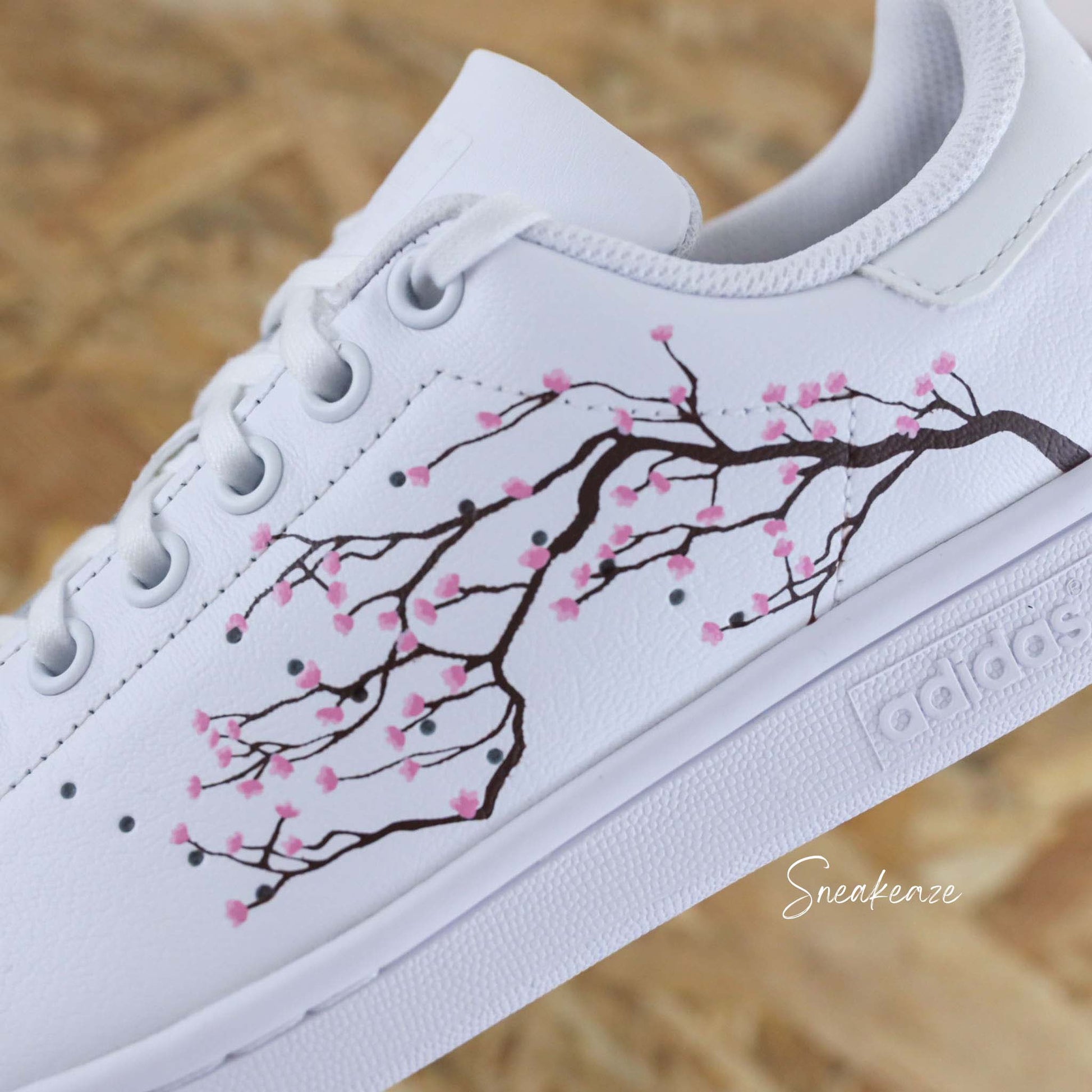 Adidas Stan Smith Custom Cherry Blossom Fleurs de Cerisiers Sakura rouge peint à la main - sneakers personnalisé adidas unisexe dessin japon kawaii