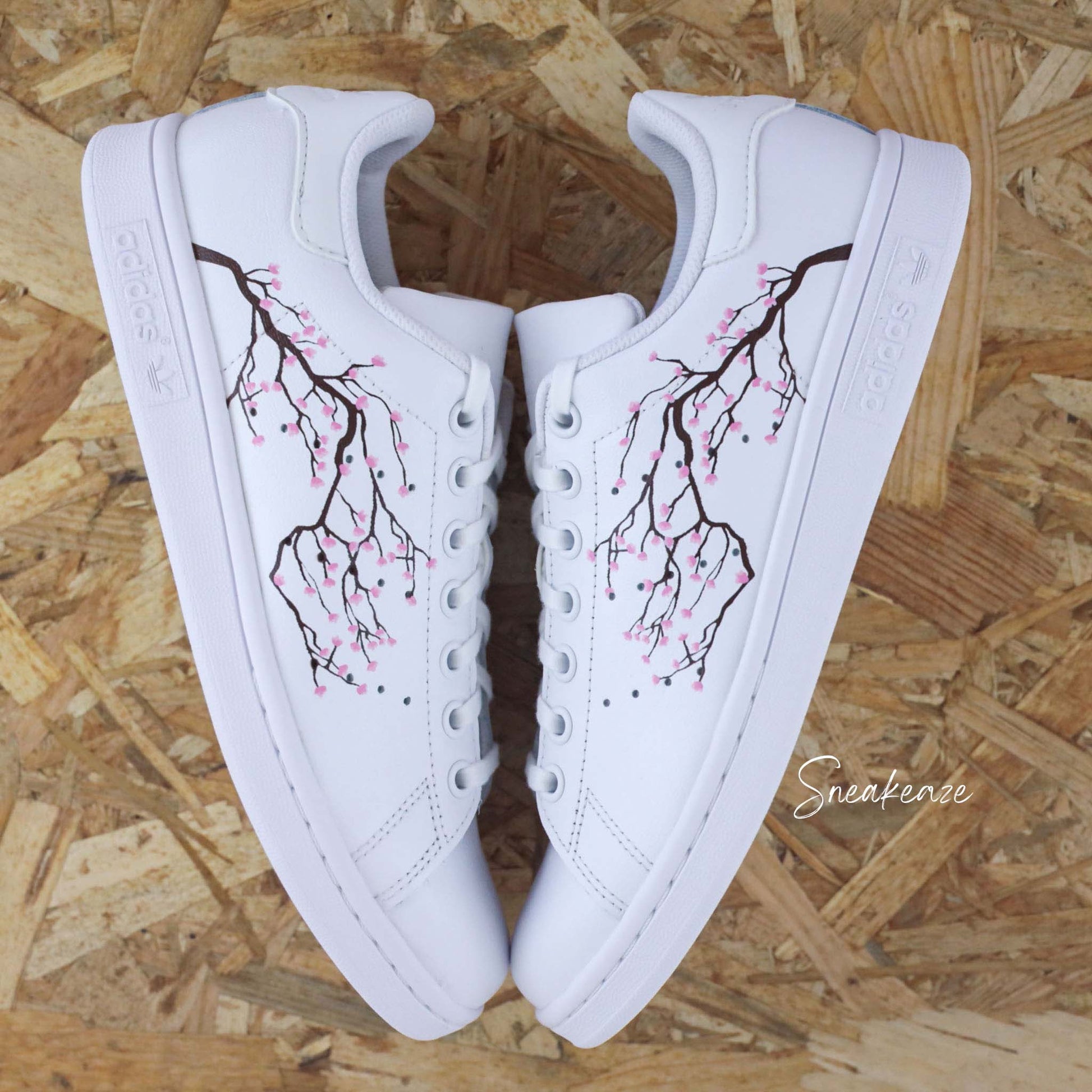 Adidas Stan Smith Custom Cherry Blossom Fleurs de Cerisiers Sakura rose peint à la main - sneakers personnalisé adidas unisexe dessin japon kawaii