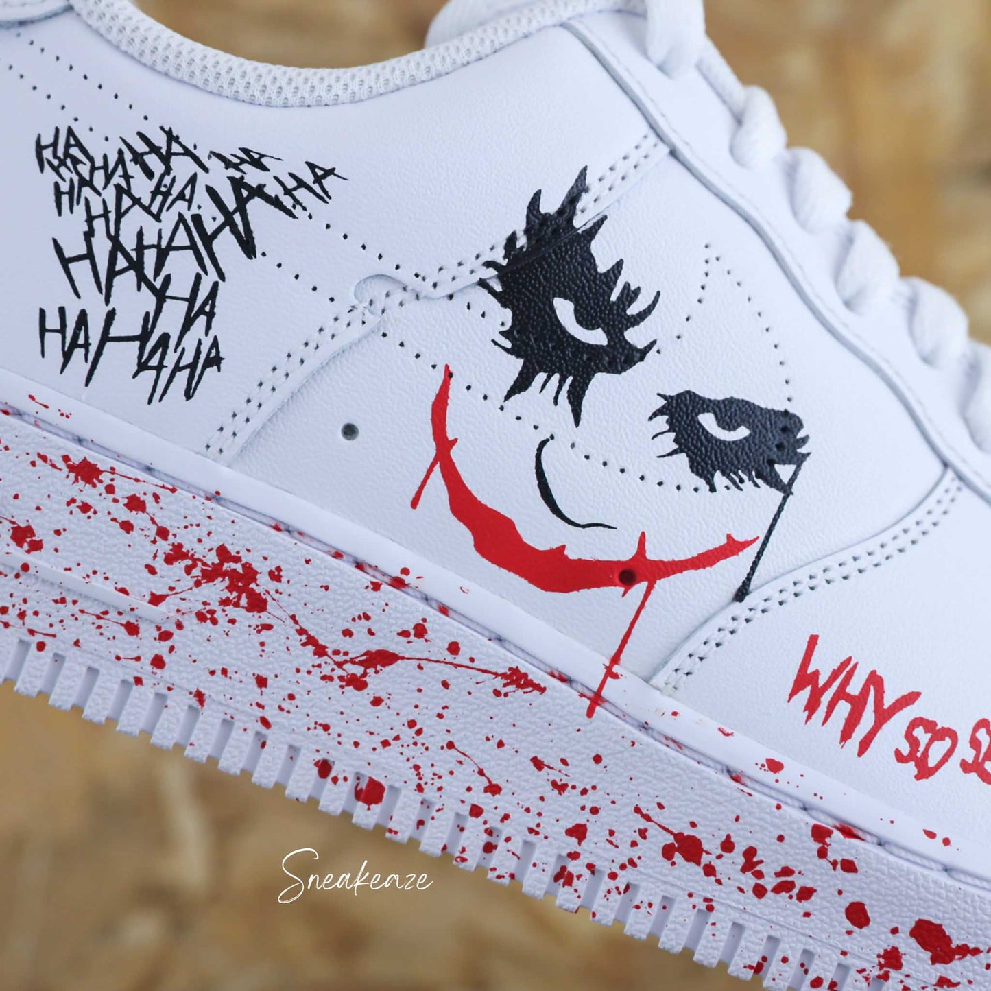 Nike Air Force 1 custom blanches, design Joker sombre avec éclaboussures rouges et inscription Why so serious - sneakeaze customs