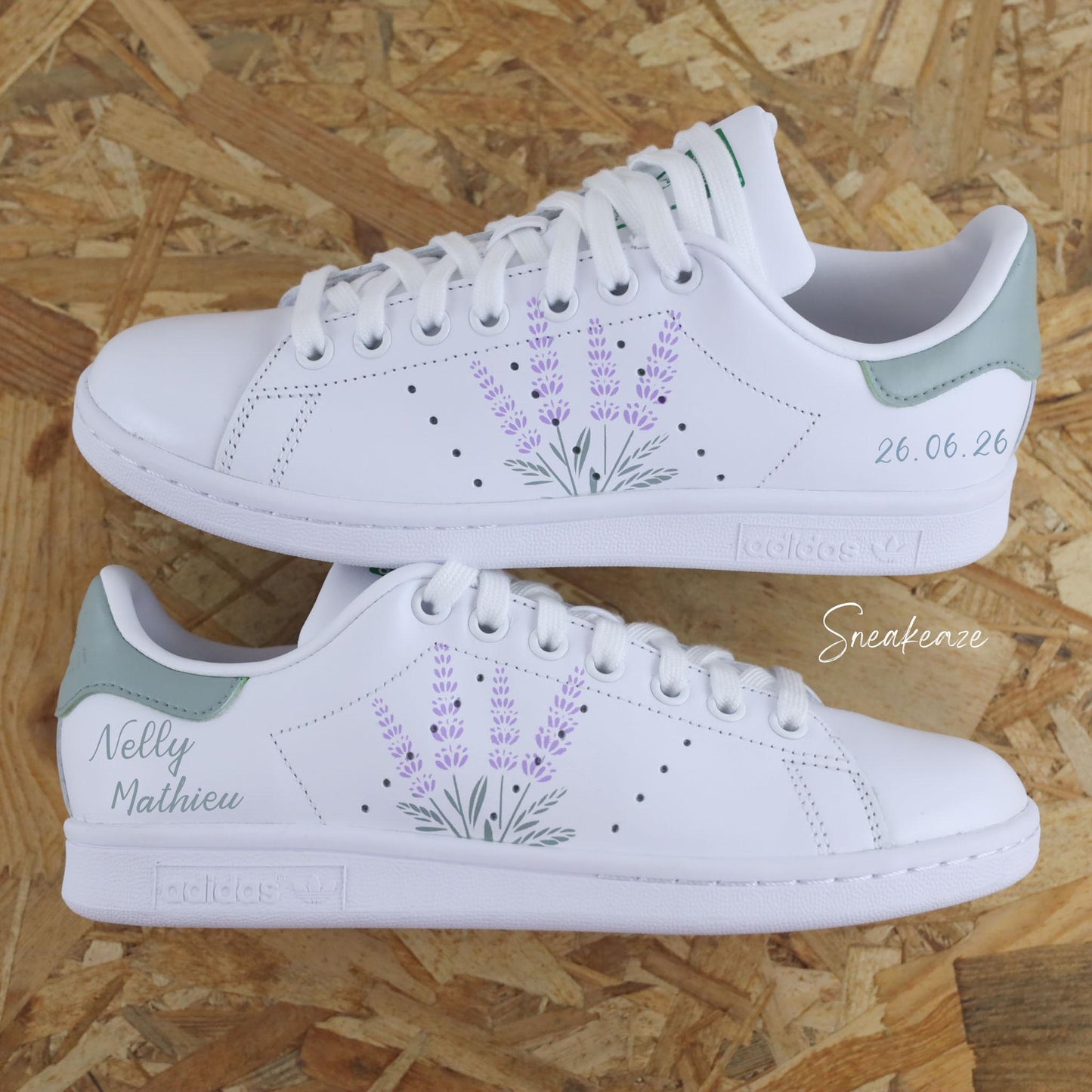 Adidas Stan smith custom mariage en Provence - Lavande peint à la main. Inscription de la date et des prénoms des mariés - sneakeaze custom