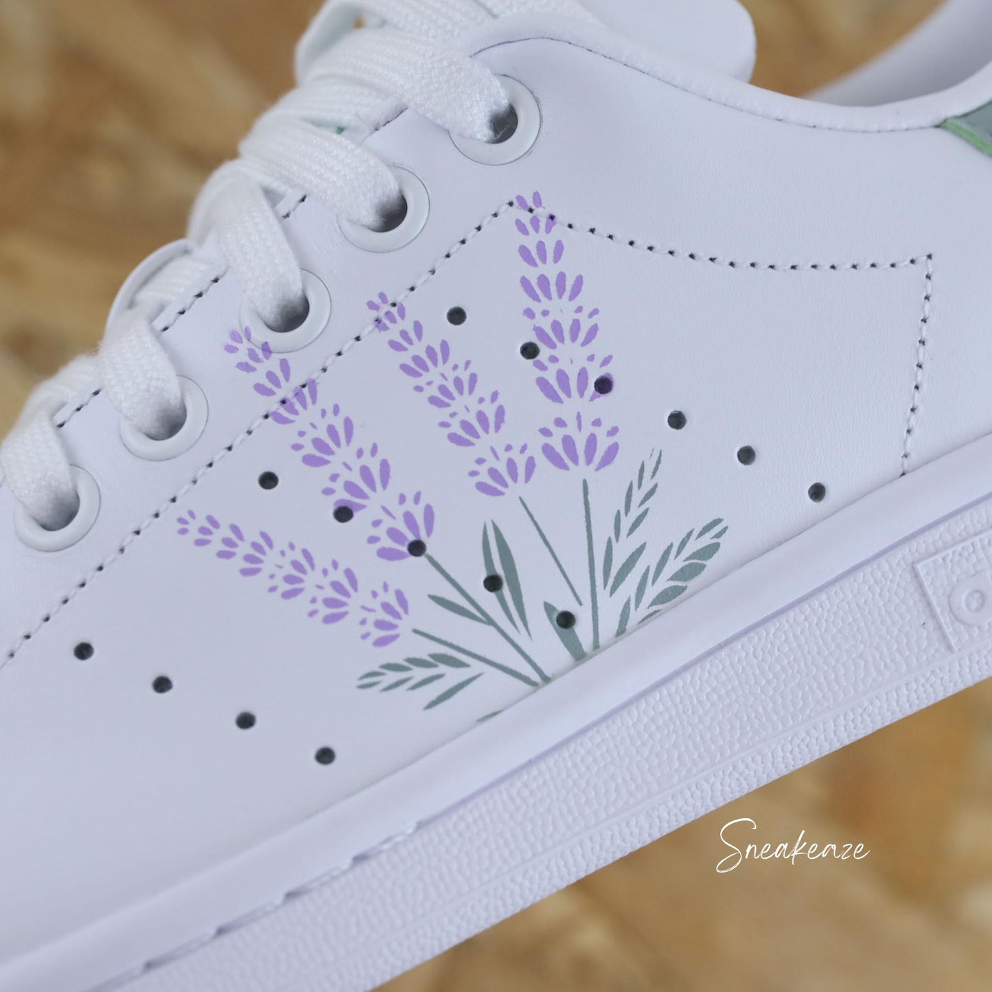 Baskets Adidas Stan Smith custom blanches avec motif lavande peint à la main provence sud de la france - sneakeaze custom