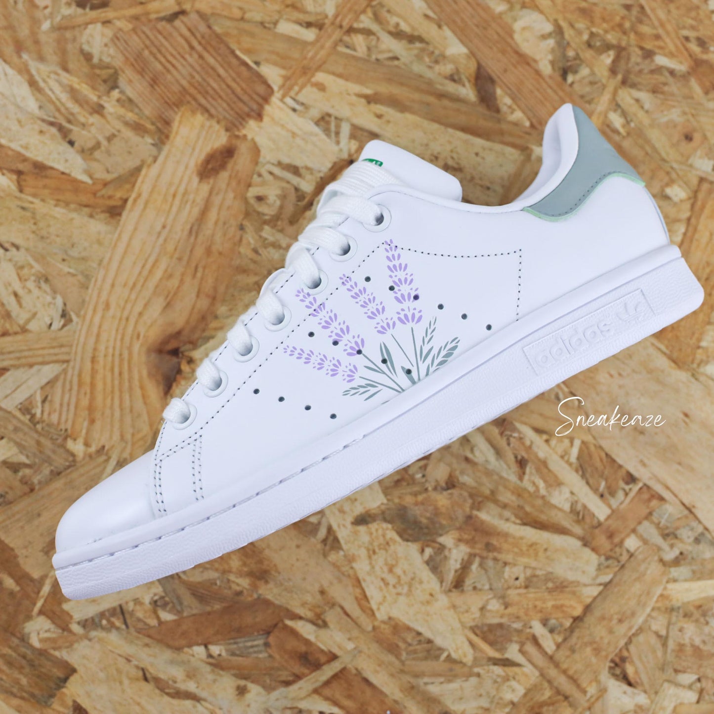 Baskets Adidas Stan Smith custom blanches avec motif lavande peint à la main provence sud de la france - sneakeaze custom