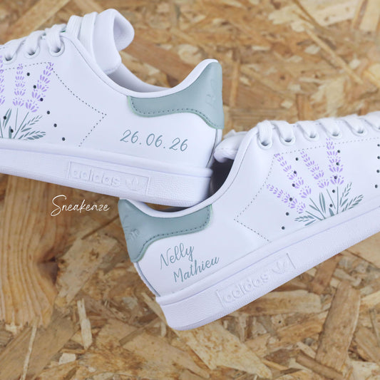 Adidas Stan smith custom mariage en Provence - Lavande peint à la main. Inscription de la date et des prénoms des mariés - sneakeaze custom